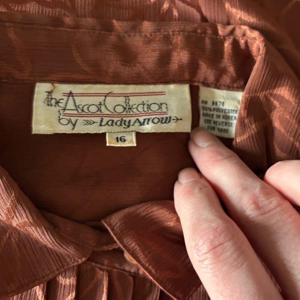 Vintage leaf print Metallic Copper button down blouse. 16 - Picture 8 of 8